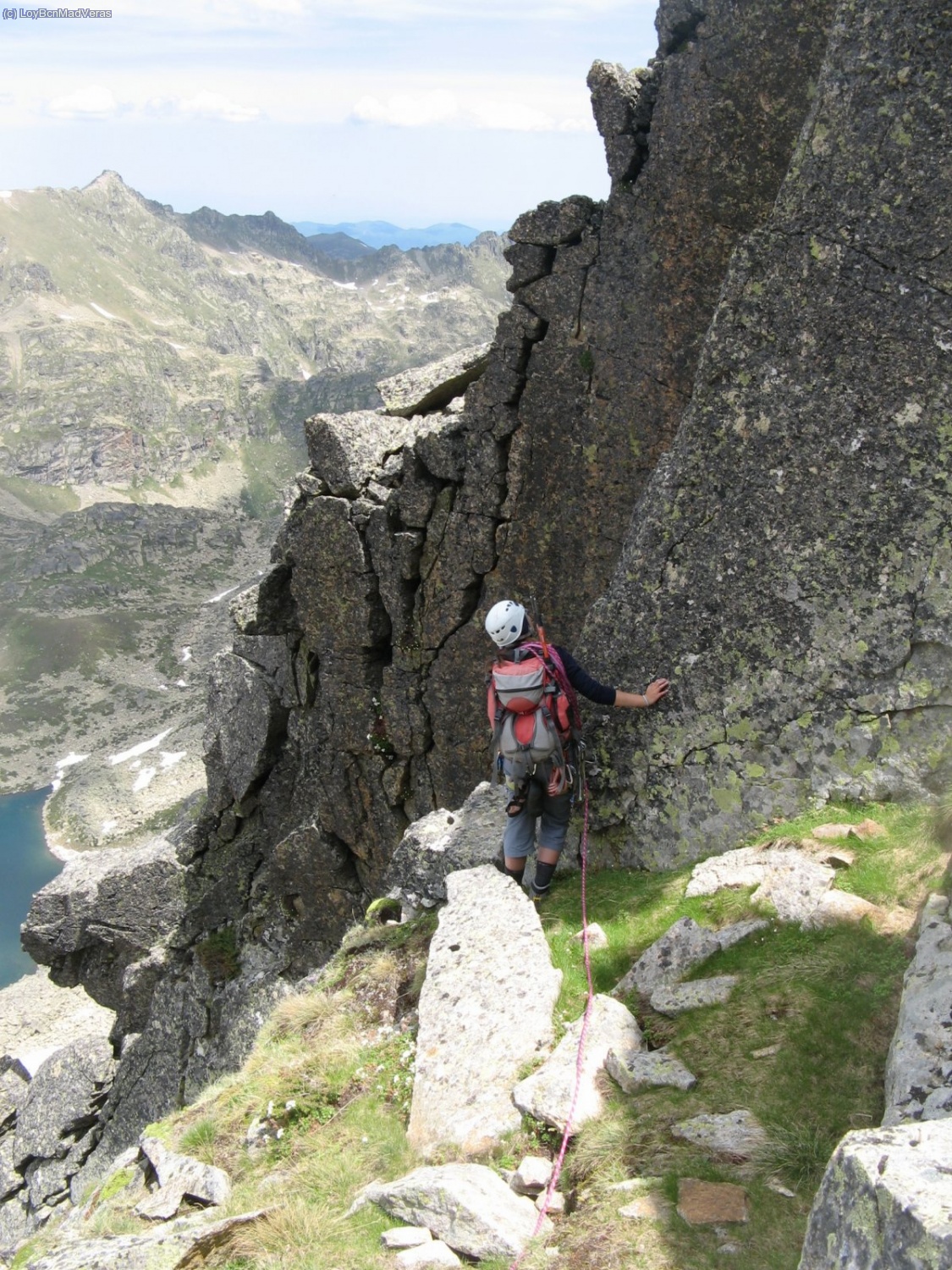 Flanqueo para ir a buscar una canal vertical que lleva de nueva al filo de la arista (III+ ... S.P.M.)