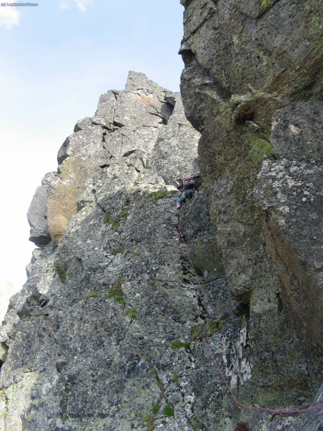 El paso quizas m&aacute;s delicado de la via. Una canal de IV con la roca humeda y mohosa que nos deja de nuevo en el filo.