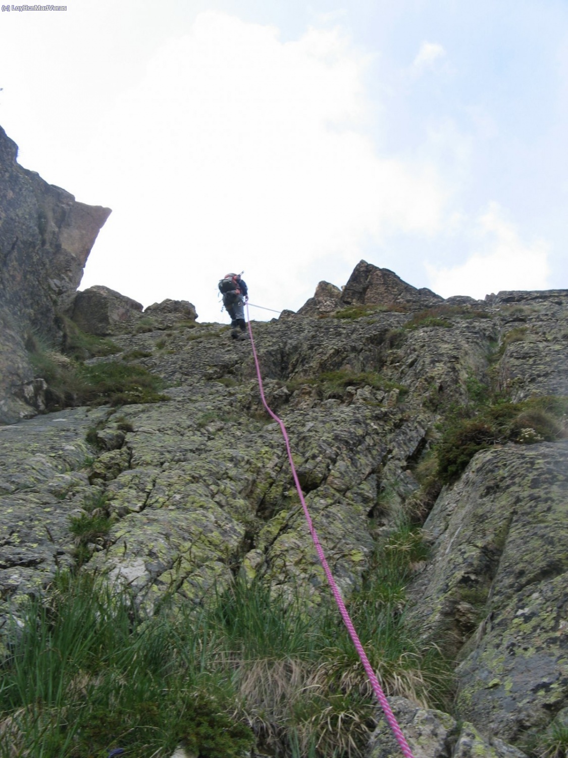 El rapel, de unos 32 o 33m (suerte del chicle de la cuerda) ya nos deja abajo de la cresta. De aqui un ligero flanqueo por pendientes herbosas hasta el collado.
