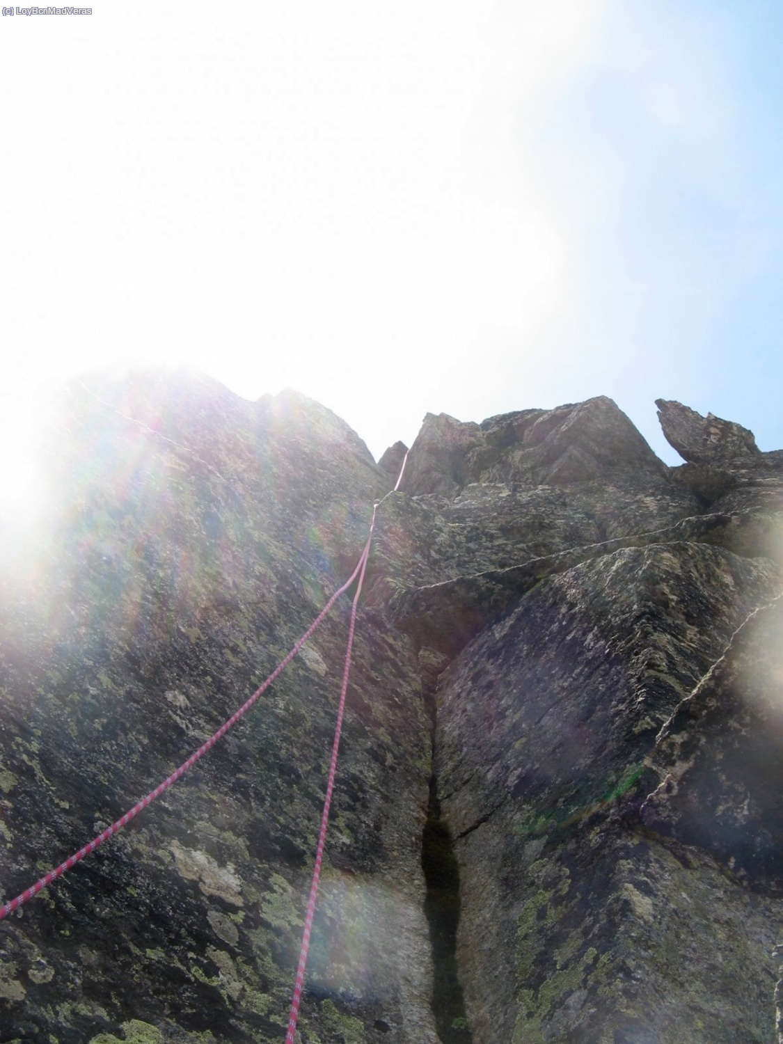 Segun la rese&ntilde;a esta canal, un poco inestable se destrepa. Loybcn destrep&oacute; asegurada desde arriba y Madveras destrepo descolgado de un aro de cinta que hay instalado arriba de la canal.