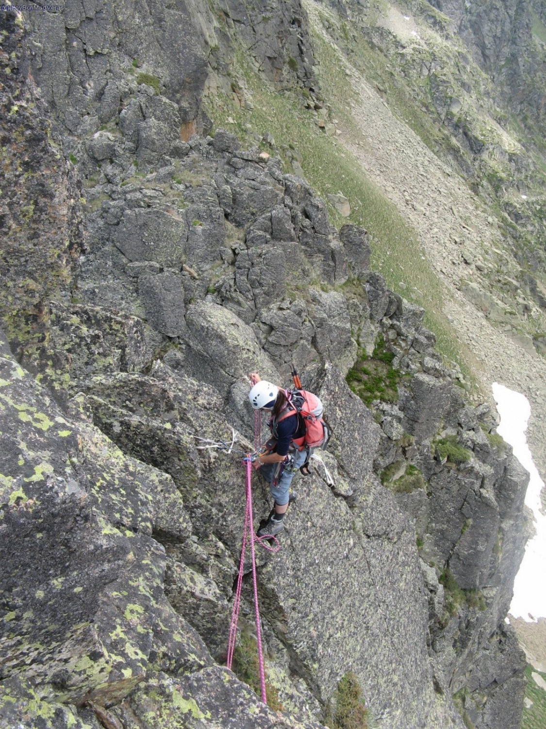 Para el tercer rapel (25m) hay varias instalaciones. Para evitar roces escogimos esta segunda.
