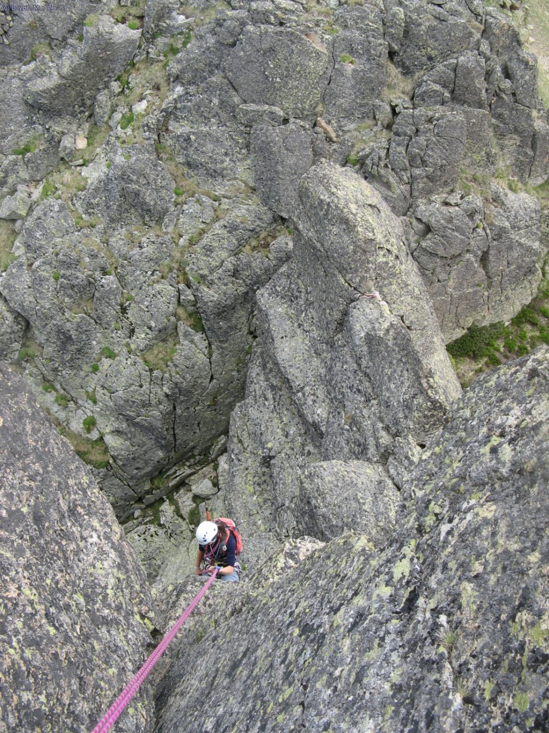Este rapel deja justo debajo del obelisco, en una repisa un poco precaria.