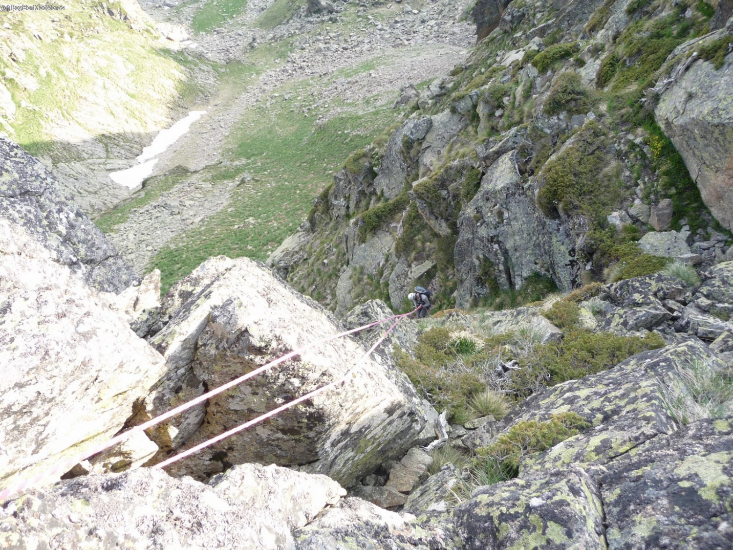 En la &uacute;ltima aguja, despues de unos "entretenidos" bloques de III+/IV- encontramos otra instalacion de rapel.