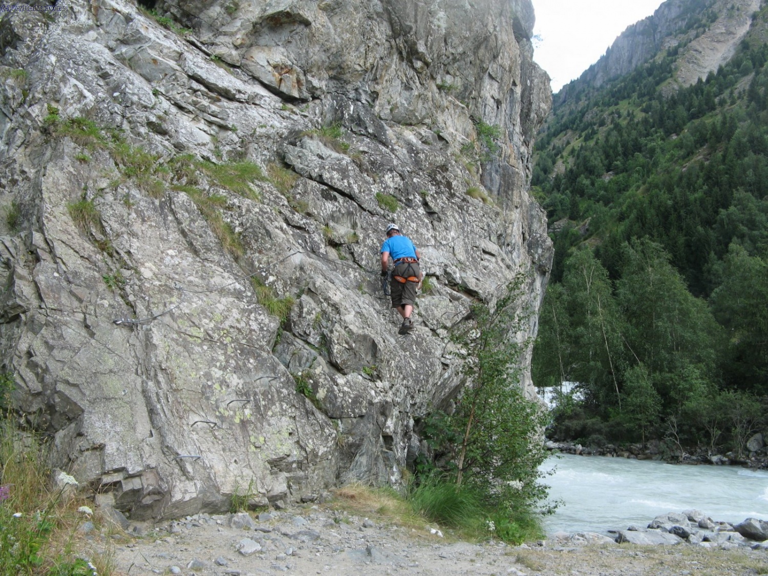 Inicio del primer tramo. Se va flanqueando todo el rato el rio