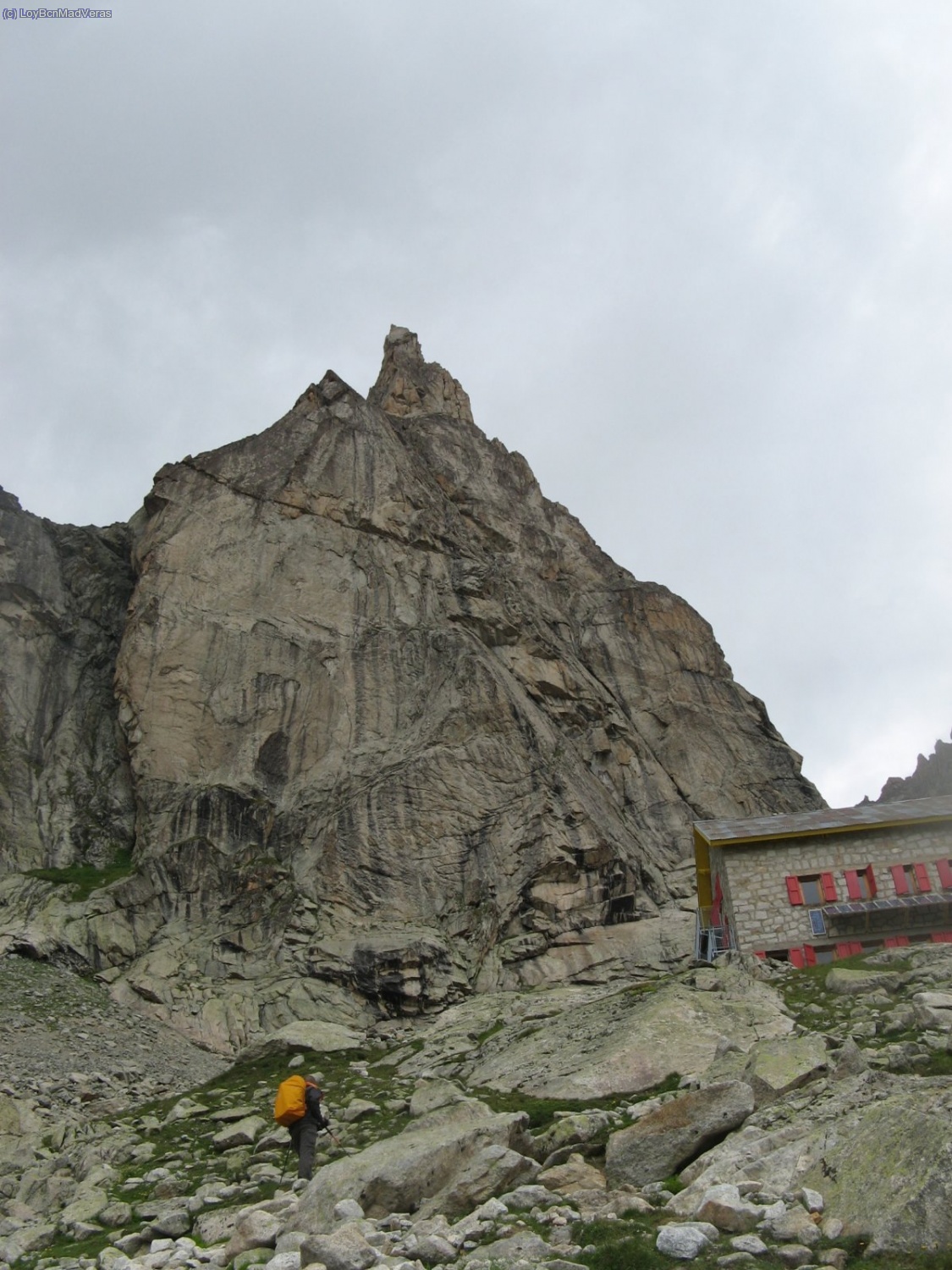 Llegando al refugio, con la pared sud de la Dibona