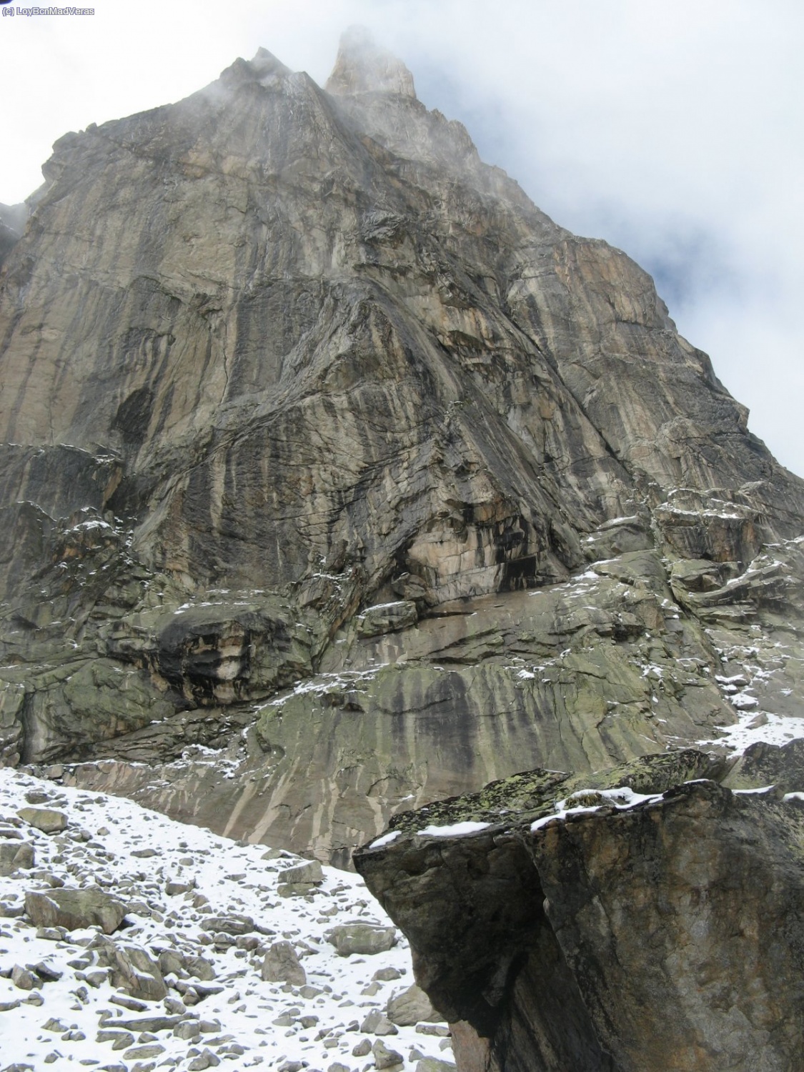 Desde los lavabos del refu hay esta espectacular vista de la pared de la aguja Dibona