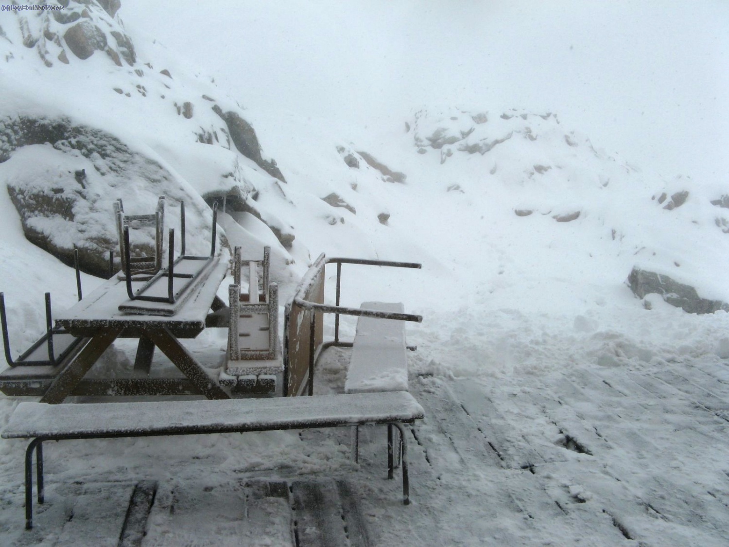 En la entrada del refu, depsues de que la guarda y un guia hayan estado palenado para dejar el acceso libre