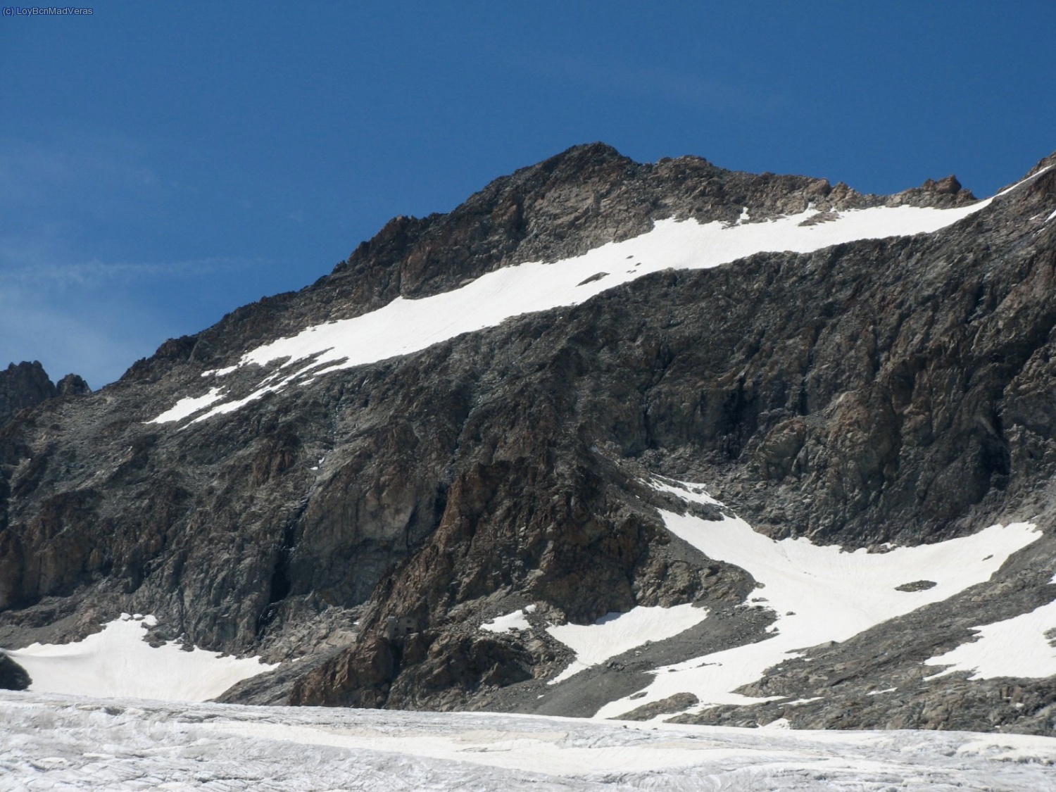 En el promontorio de abajo est&aacute; el refu de Ecrins