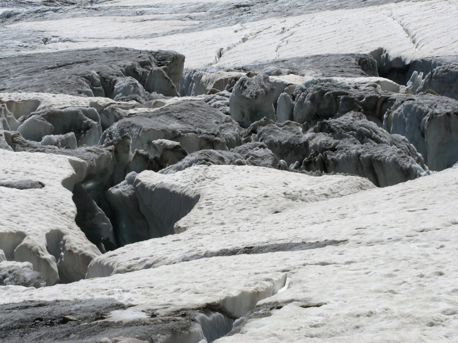 El glaciar esta bastante roto en esta parte