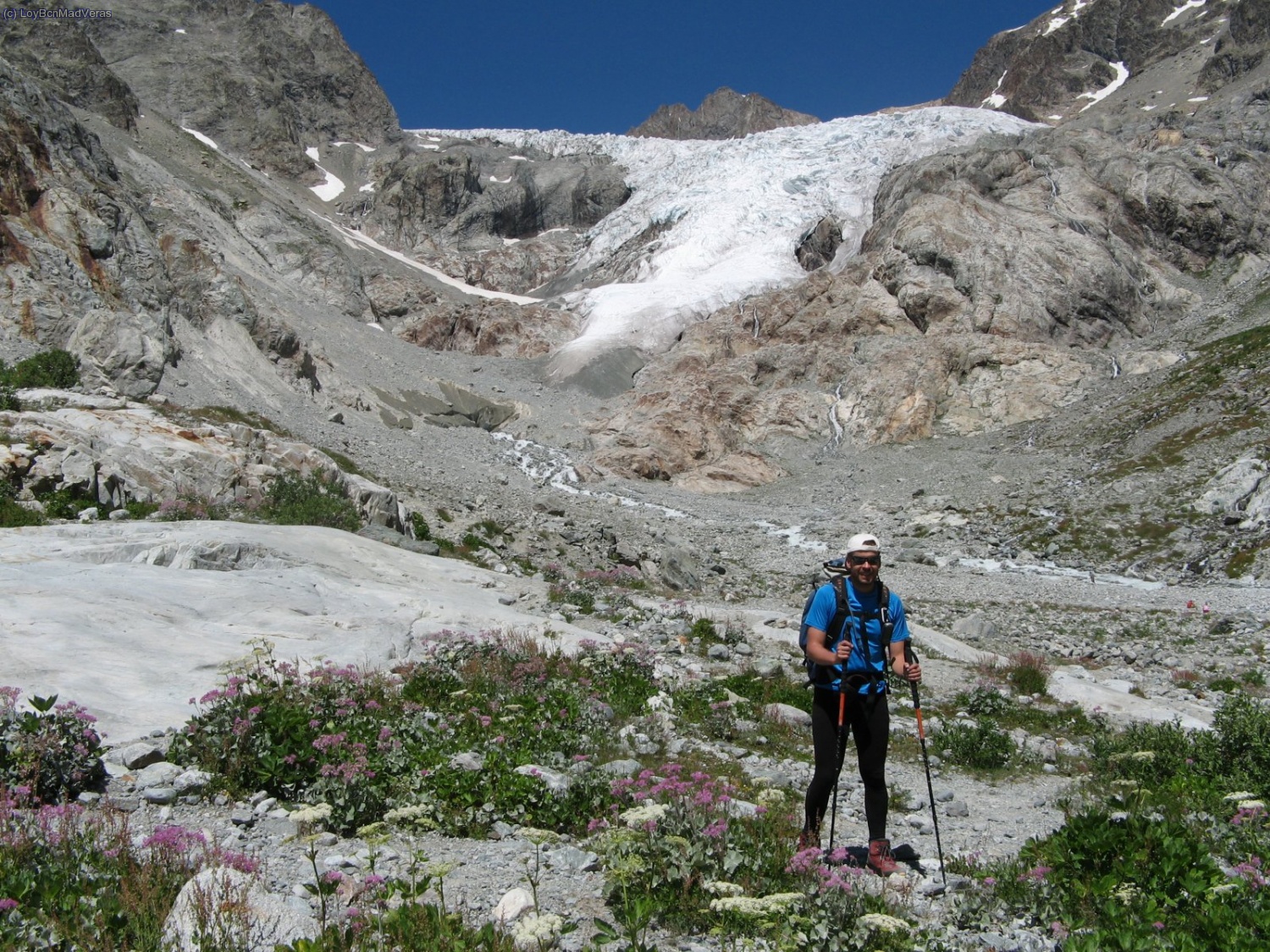 Madveras con el Glacier Blanc detr&aacute;s... 

ha retrocedido una barbaridad desde el 2001 que lo vio por ultima vez 

http://madveras.madteam.net/galerias/2005-06/1276-ecrins-2001-1d2/5    