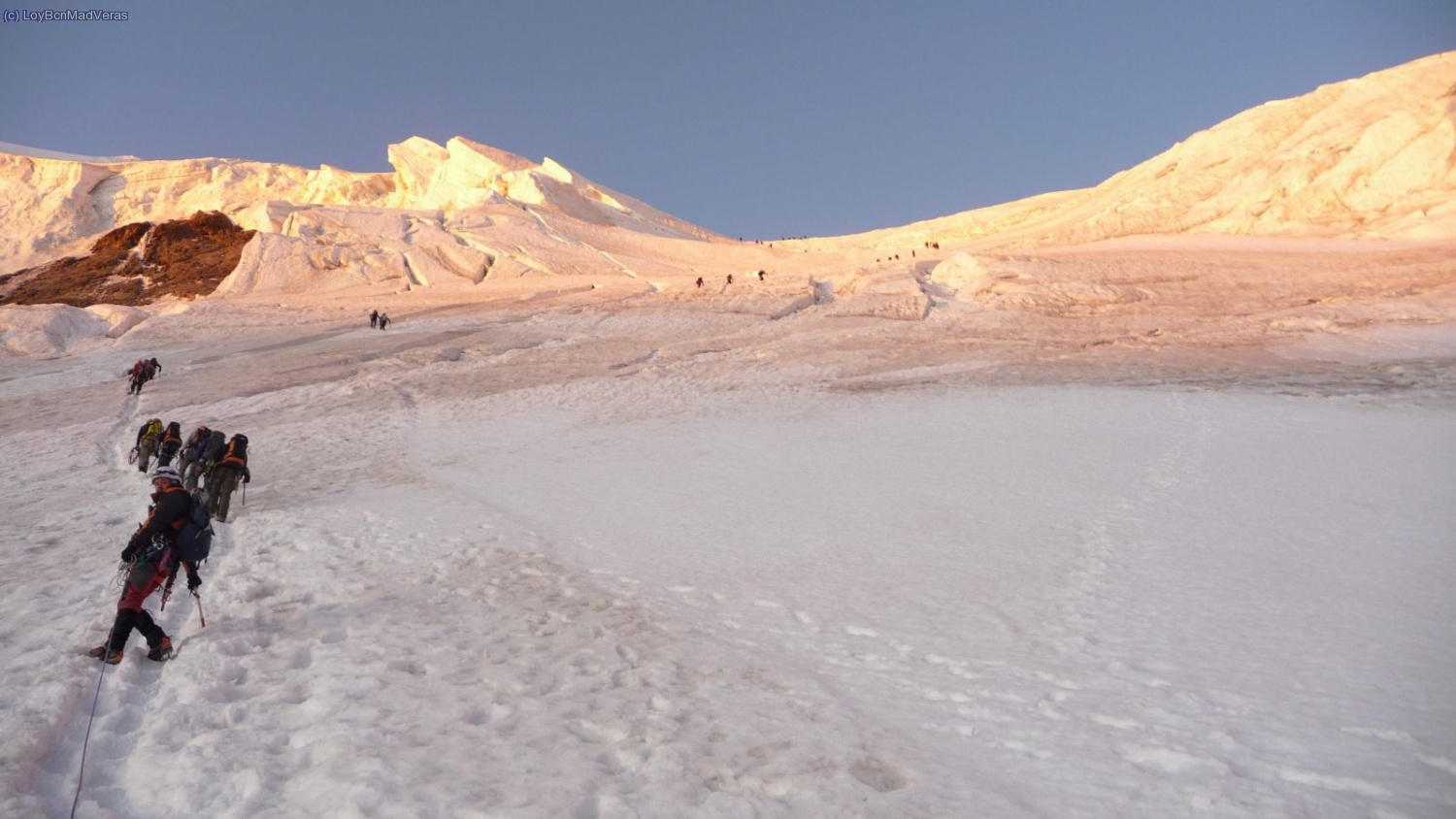 Vamos siguiendo la romeria que va, la mayor parte, a la Dome.