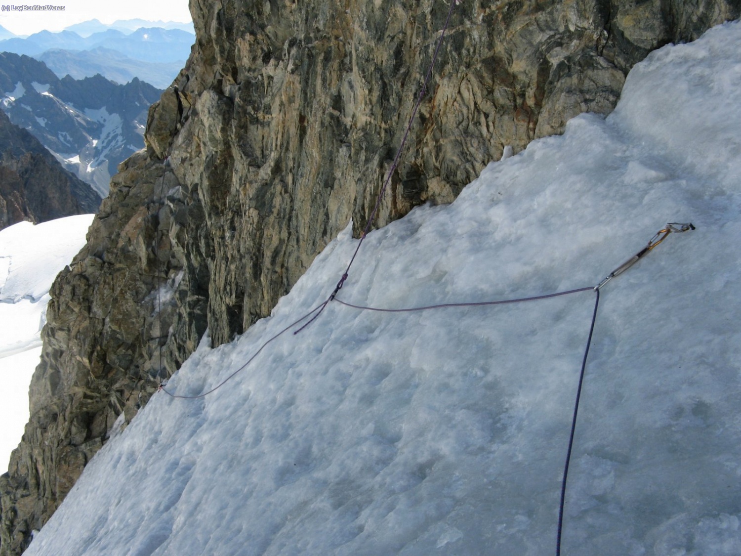 Nosotros hacemos este flanqueo en hielo para entrar por la canal que parece de una escalada m&aacute;s asequible