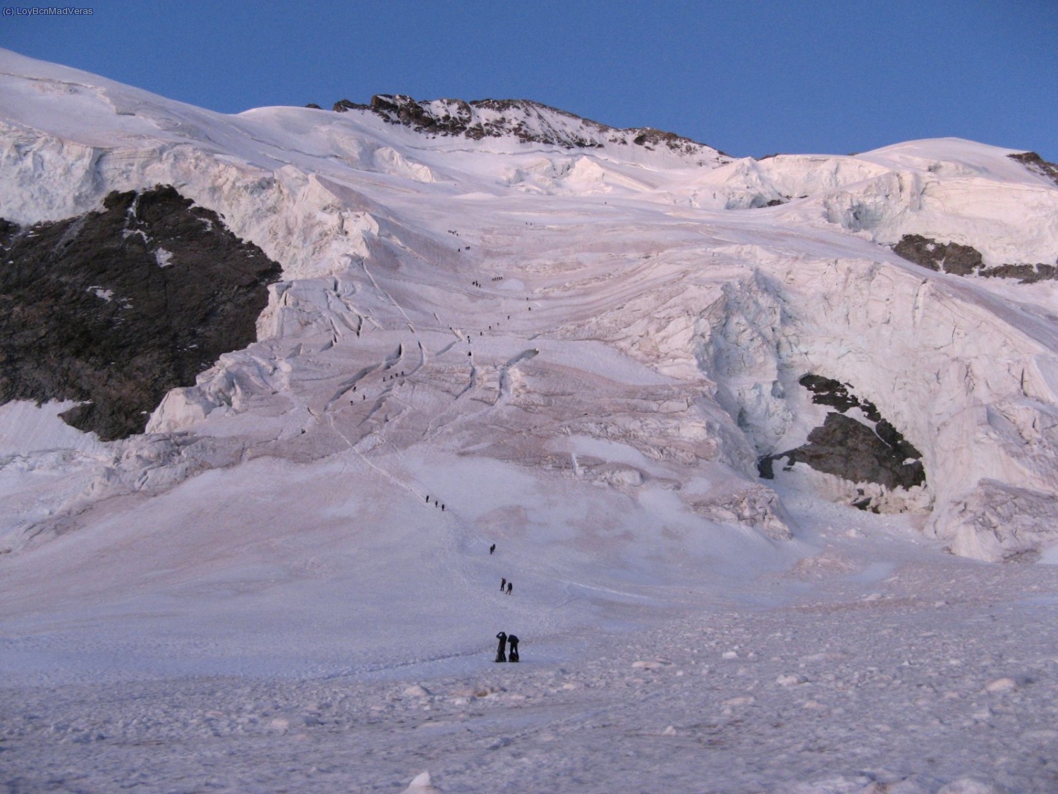 Empieza la subida. La parte inical esta muy rota y con muchas grietas.