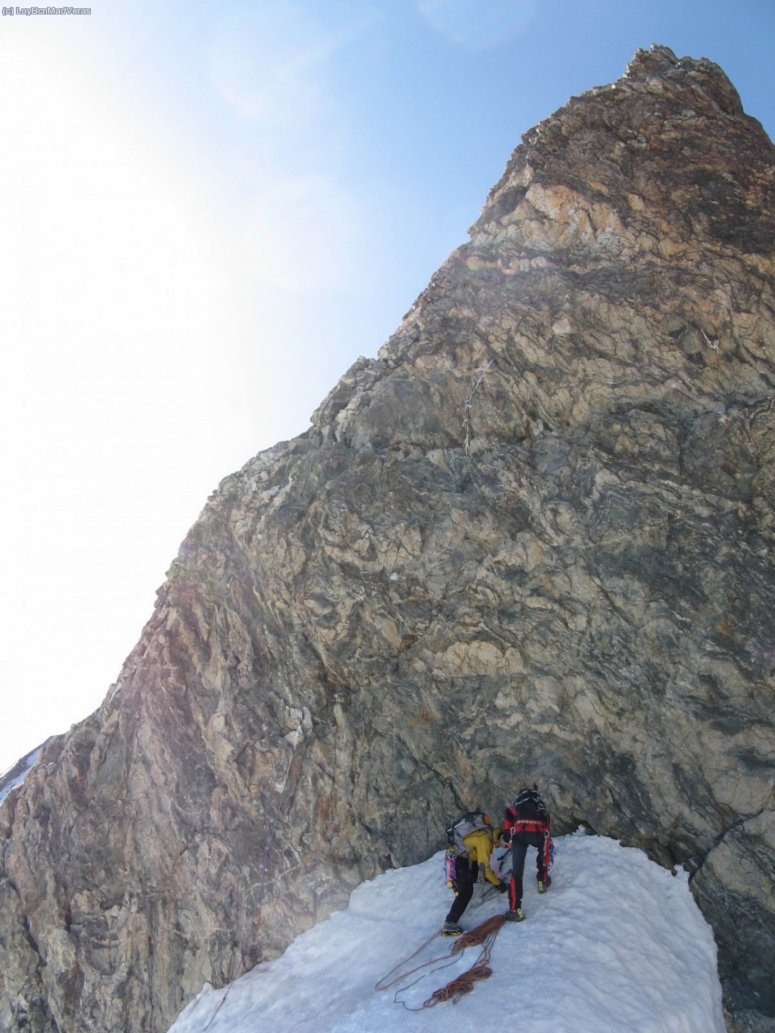 Nos encontramos con Xavi y Greg que se preparan para atacar el muro, Dirk dice que no sube.
