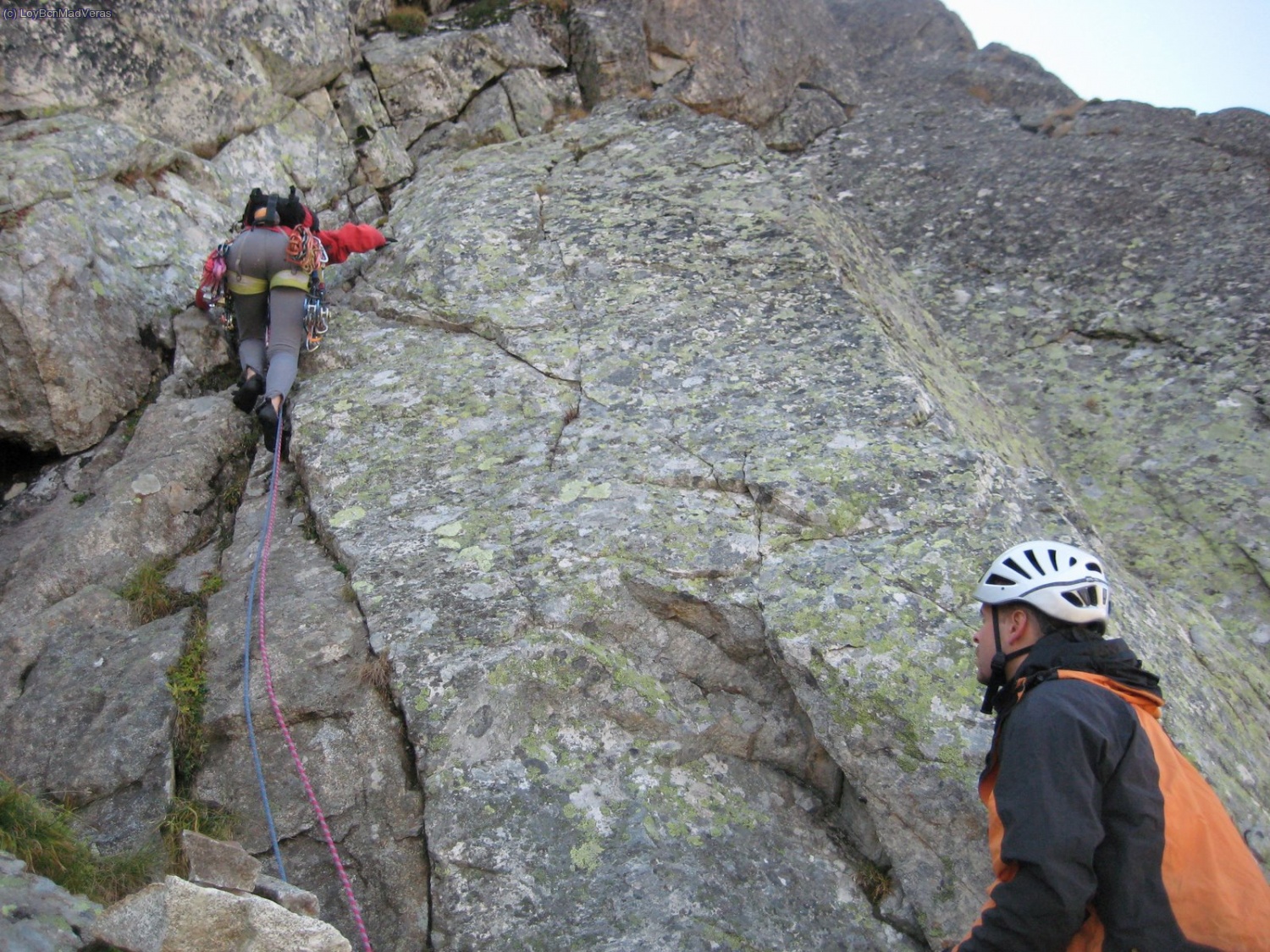Loybcn empieza este primer largo, la roca esta chorreando.
