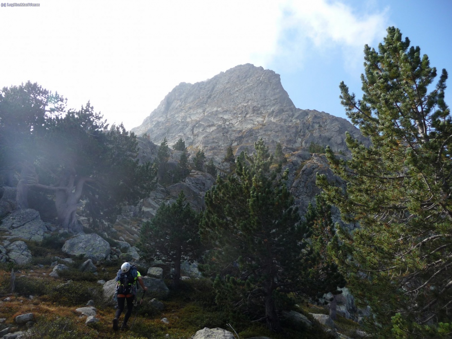 Y desde el collado, siguiendo hitos no dirigimos hacia la pared