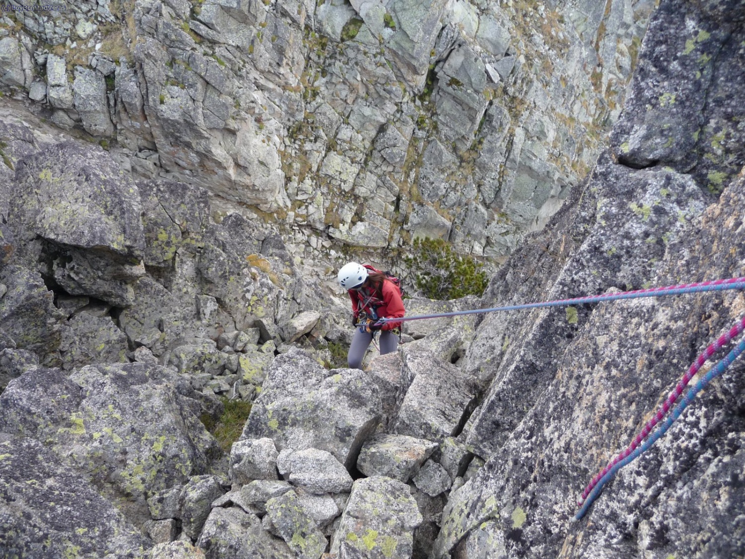 Loybcn en el rapel de descenso a la brecha.