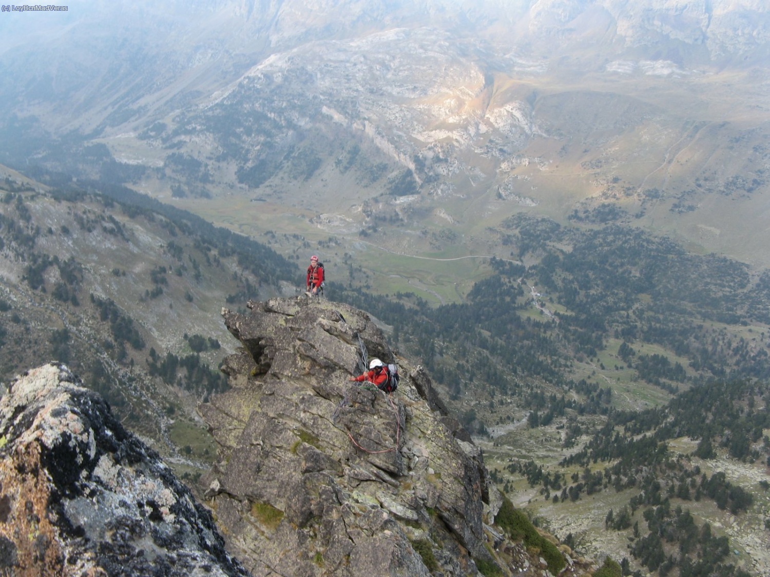 Rapaz en la R8 improvisada y Oraneta llegando