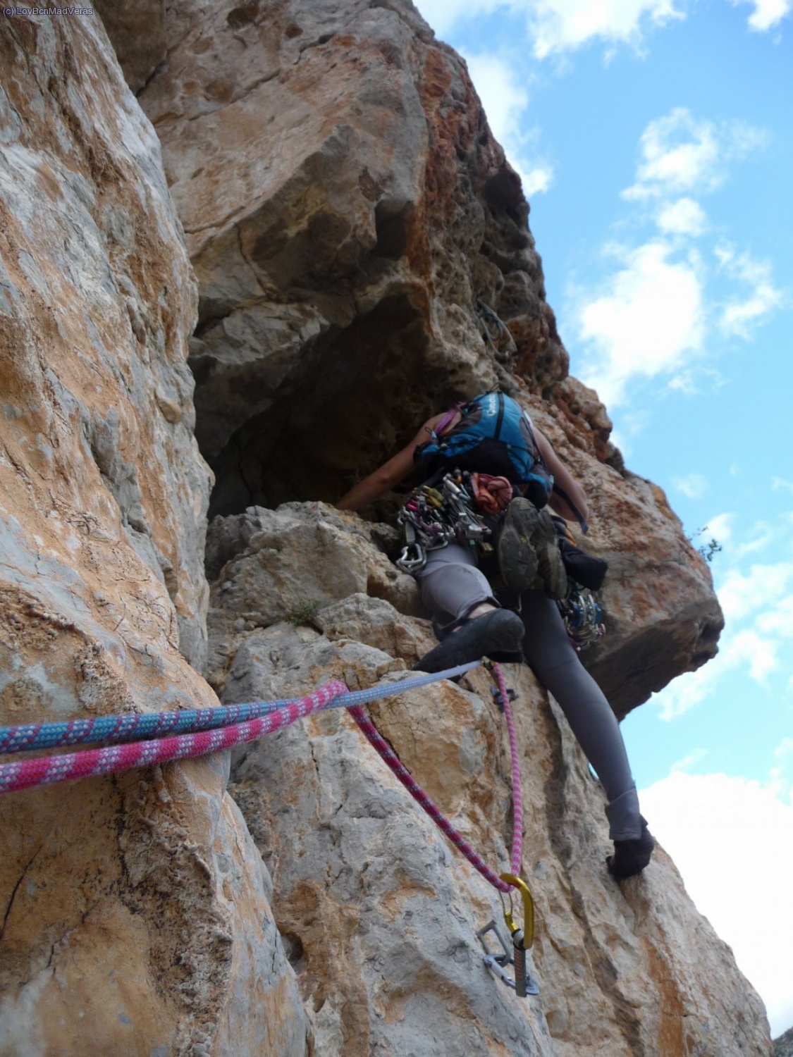Por suerte hay de todo, puentes, parabolts caseros, clavos... algunos son de "no t