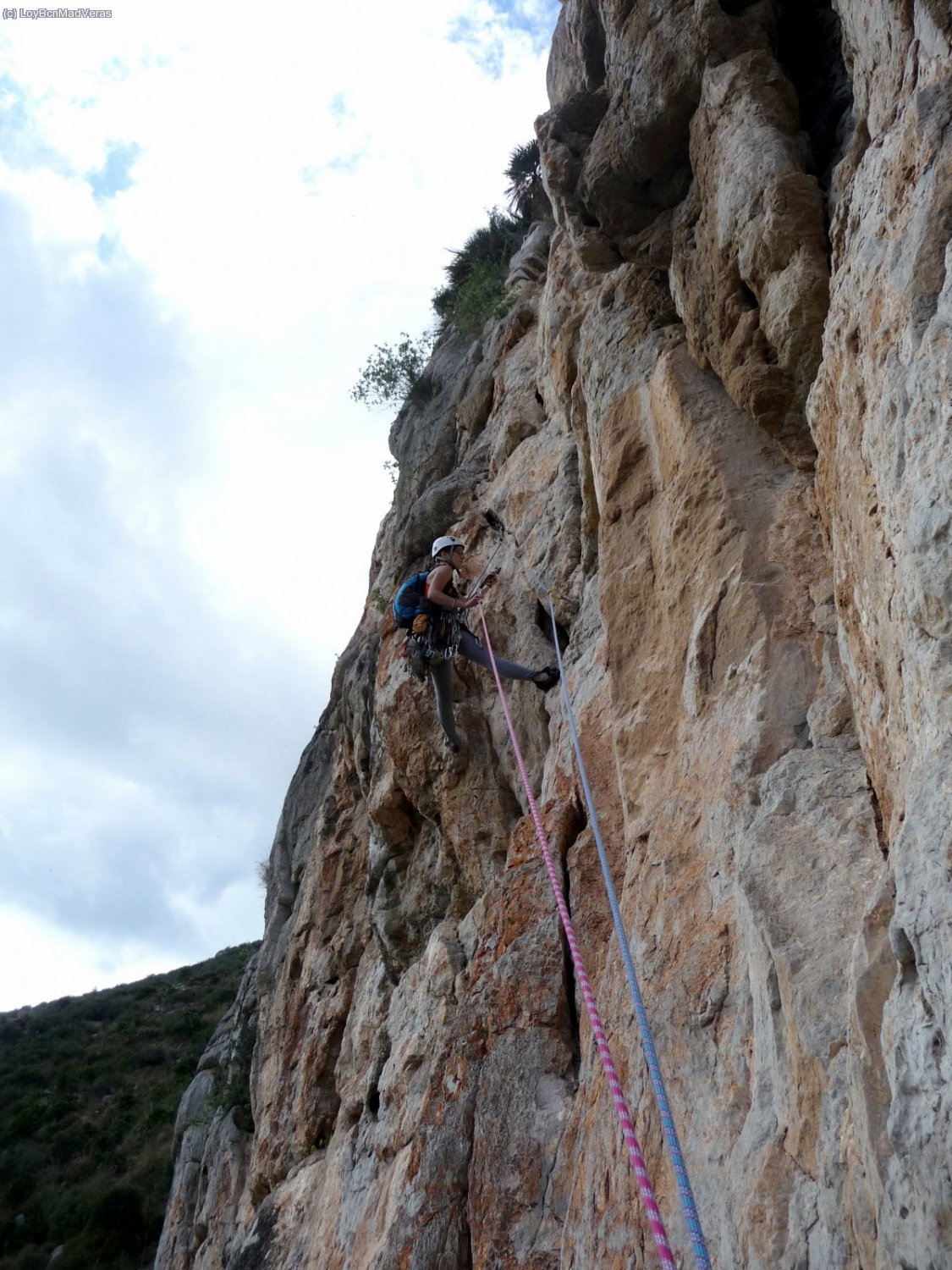Loybcn en el segundo largo, de acero en acero. Hay parabolts con chapas caseras, clavos y puente de roca