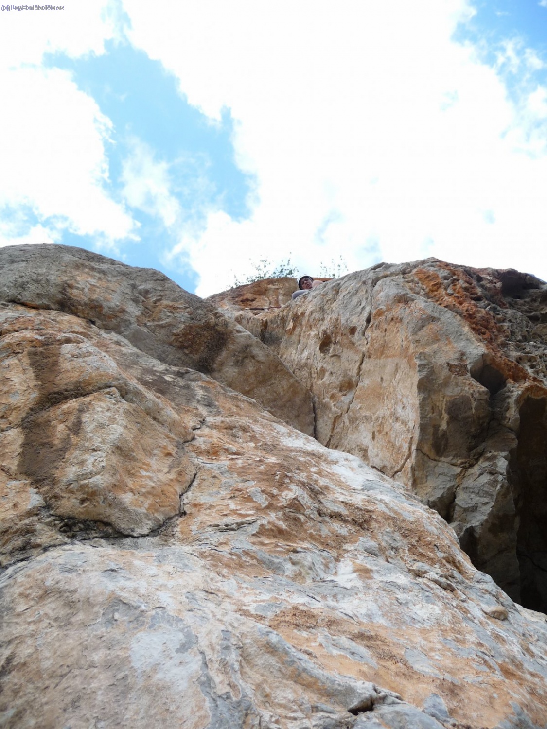Despu&eacute;s de superar el techo flanqueamos hacia la izquierda hacia la fisura quedando por encima de la R2