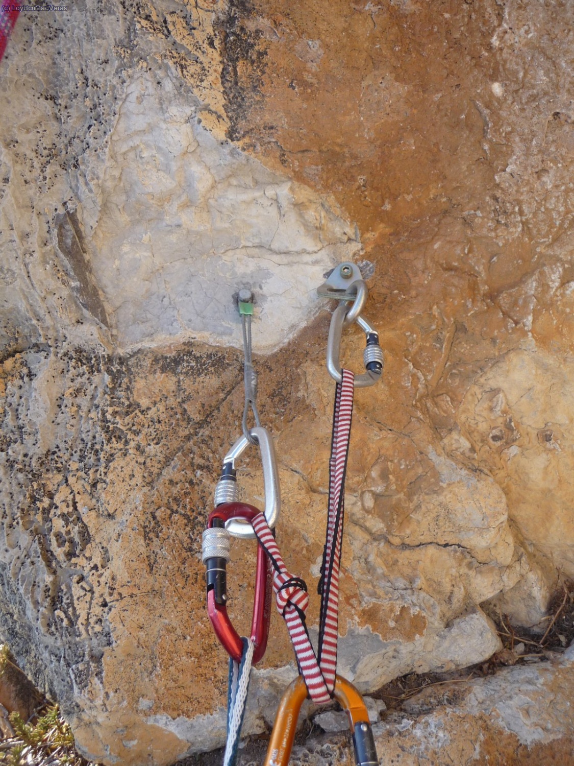 R4 con 2 espits, 1 de ellos sin chapa, as&iacute; que le ponemos un tasc&oacute;n. Justo a los pies de la reuni&oacute;n se puede montar un mega puente