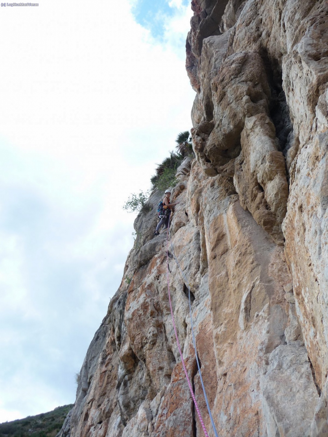 Llegando a la R2, un clavo, un espit, un parabolt con anillas adem&aacute;s de dos buriles y un espit que dan miedito... muy oxidados
