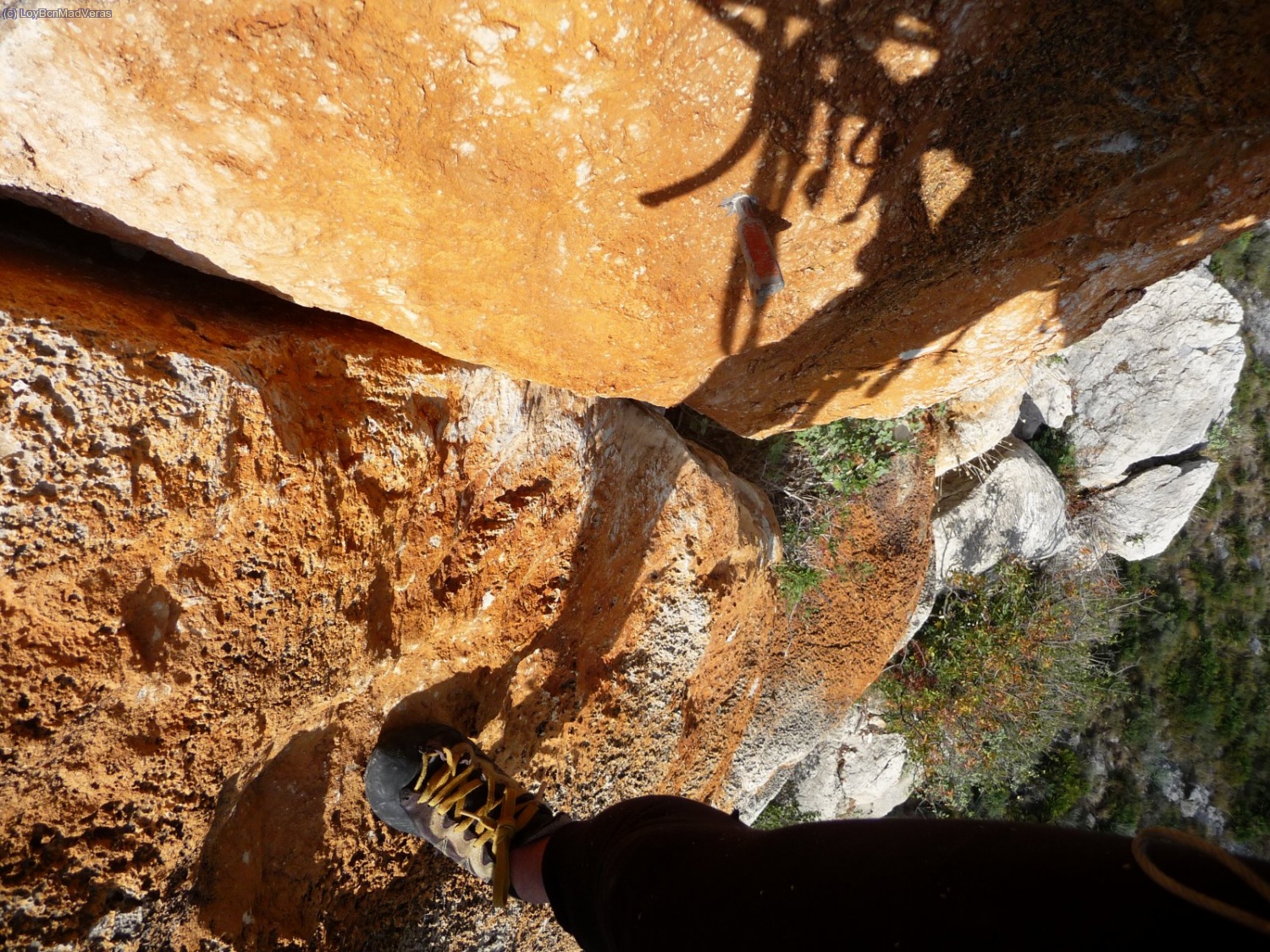 Madveras justo sale de la cueva, le damos por la izquierda que sale 6a &oacute; V+/A0 ya que la otra opci&oacute;n se va de madre... A3