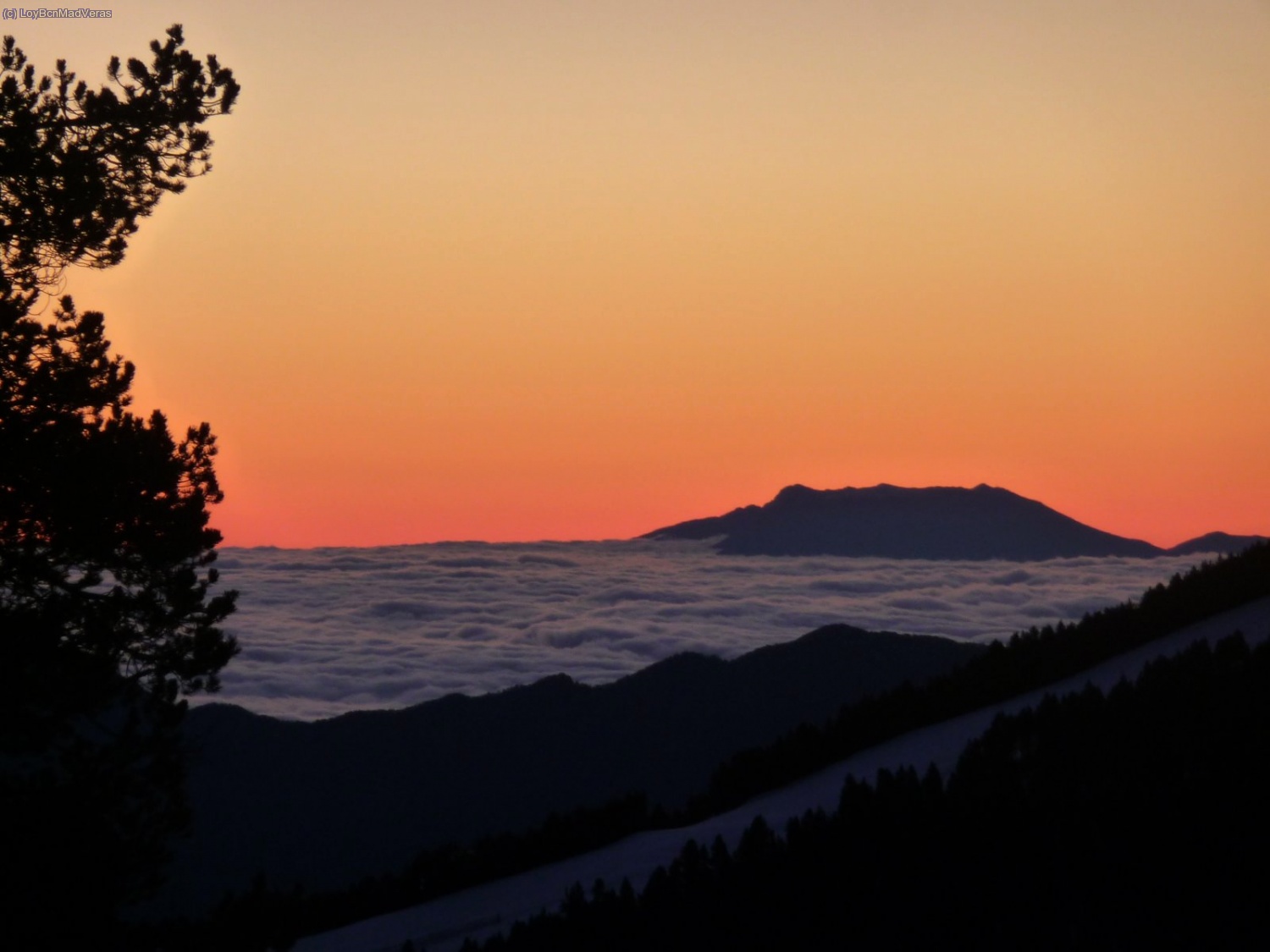 Amanecer sobre las Agudes. foto desde el Parking de l