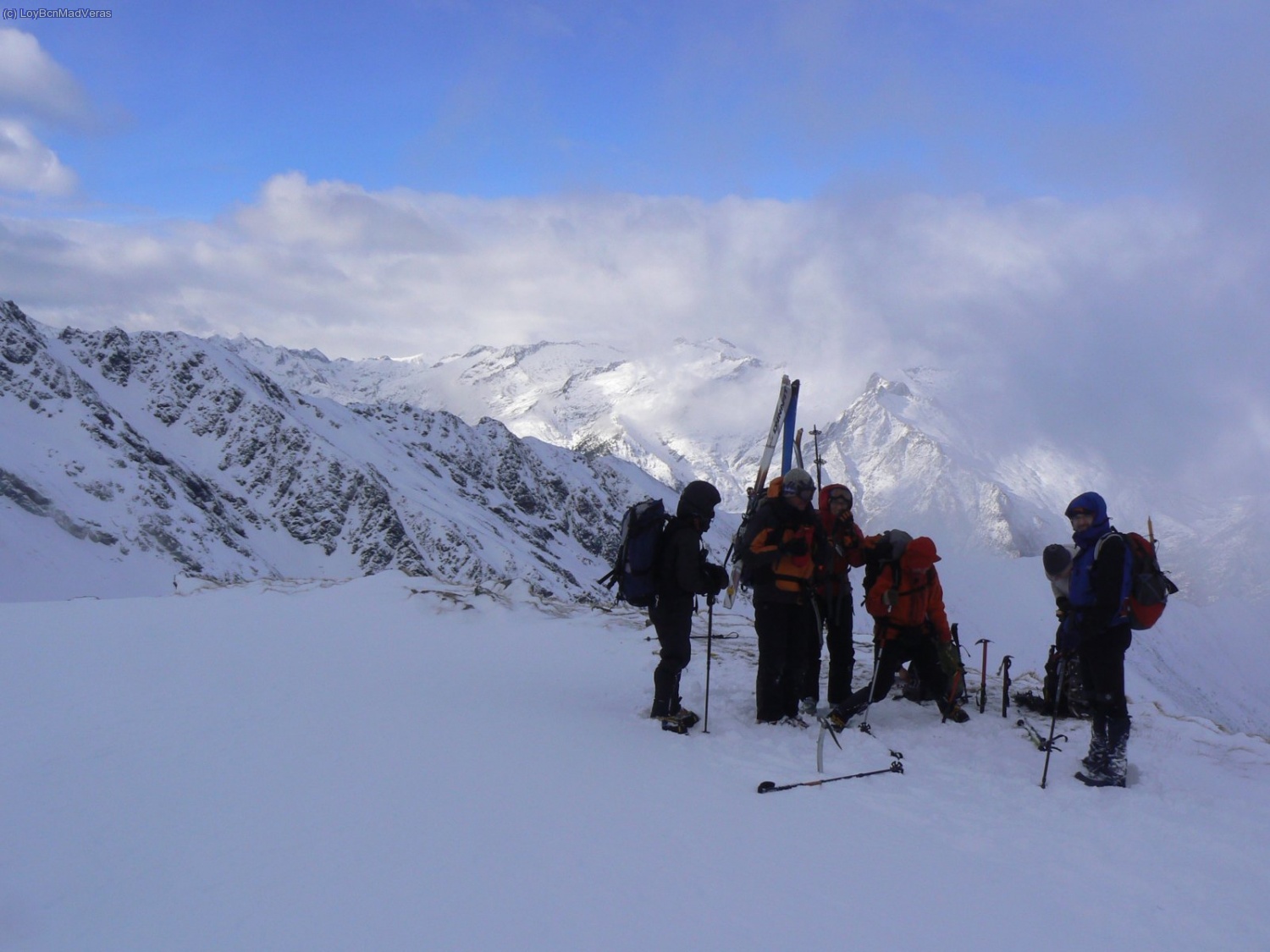 Con los esquies a la chepa Madveras parece el conejito de duracell jajajaa