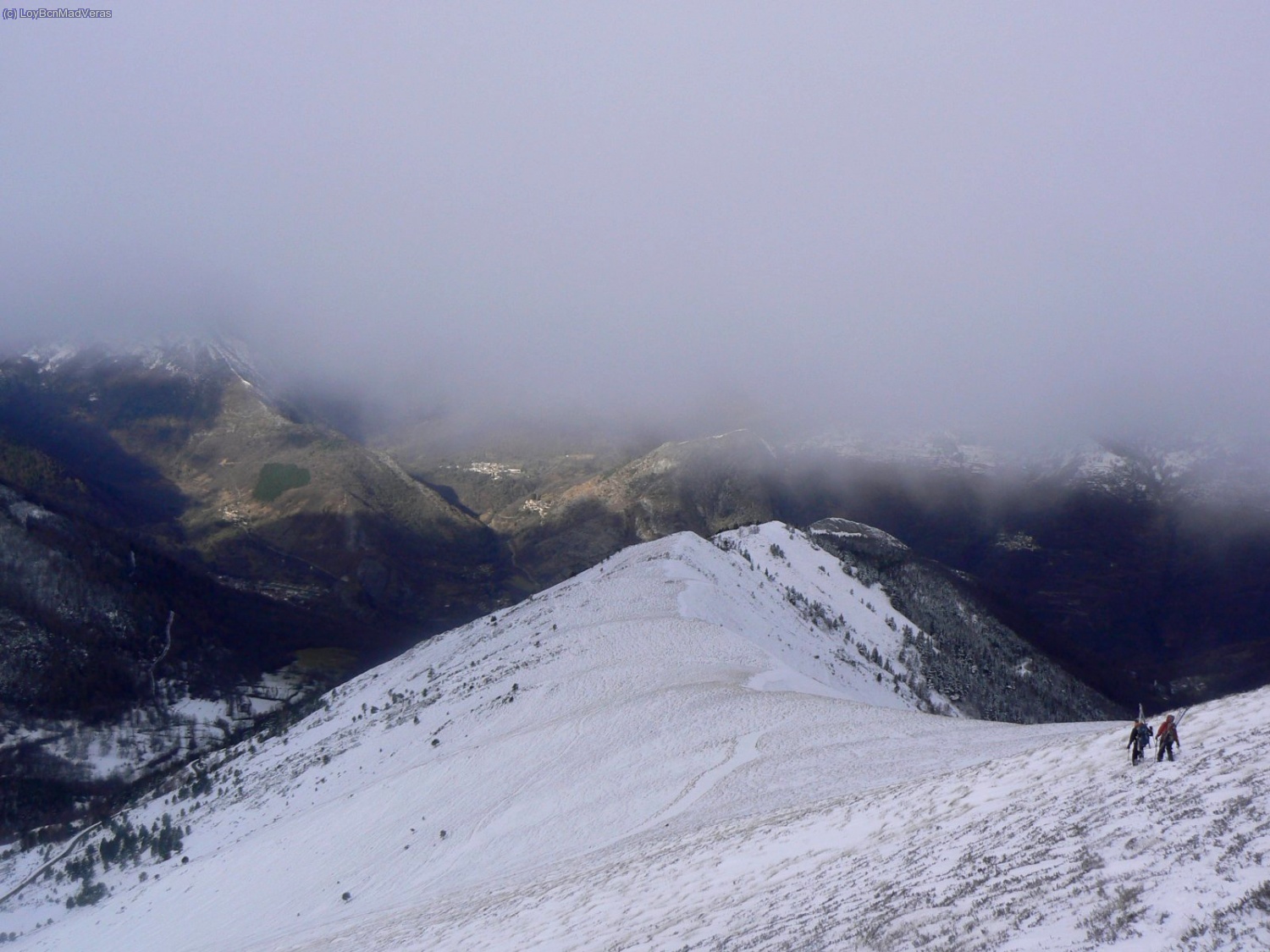 Hay que llegar a esa pistita que se ve abajo