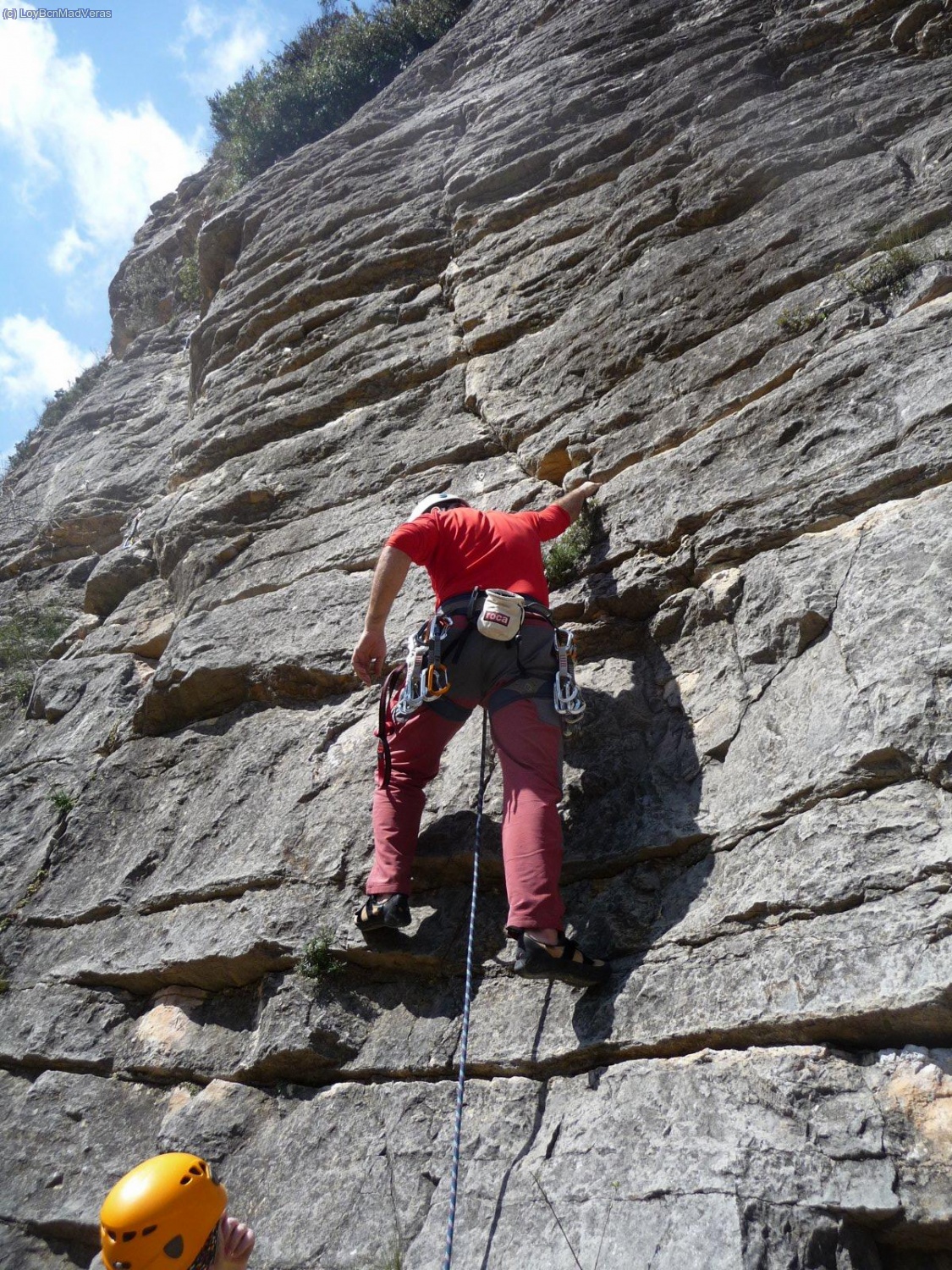 Lobogris sube por Amb ra&oacute; o sense (V+) para desmontar el 6b+ desde arriba