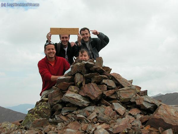 Pic de Nuria. MadVeras y LoyBcn delante, detras Oscar con el Cartelito y MadJaume