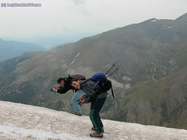 MadJaume y Oscar haciendo el burro en uno de os escasos mini neveros que quedan