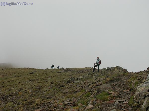 A pocos metros de cima la niebla nos empieza a rodear