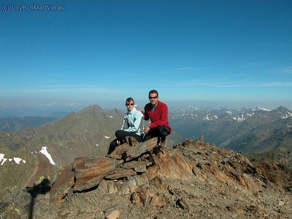 En la cima, itentando evitar que saliare toda el gentio..