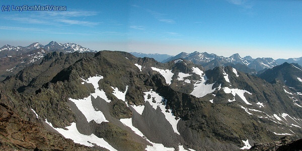 En medio la roca entrevesada, a su izquierda la cresta de Malshiverns y a su dercha la cresta SE por donde subimos el dia anterior
