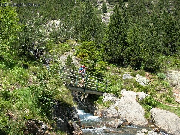 LoyBcn en uno de los puentes que hay en el camino a Arinsal