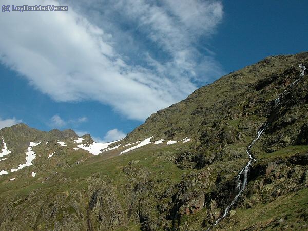 El fondo la entrada als Estanys Forcats