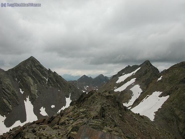 Desde la cima del Racofred, a la izquierda la Roca Entrevessada y a la derecha el Medacorba