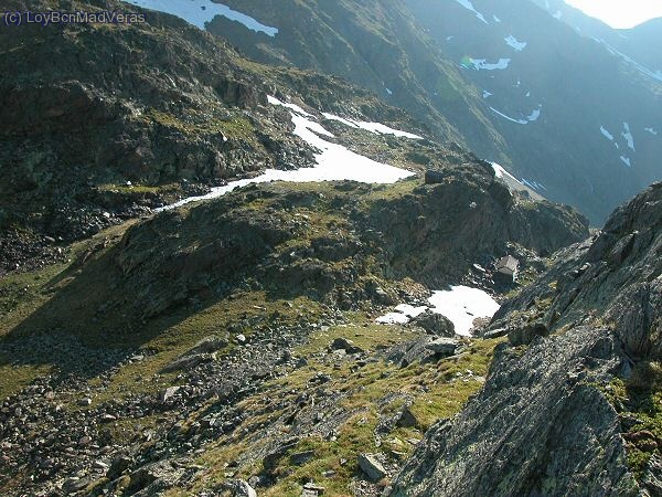 Empezamos a subir, vemos el refugio de lata y el refugio dels Estanys Forcats