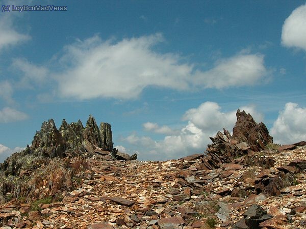 curiosa formacion rocosa en el collado entre la agulla y el Sanfons