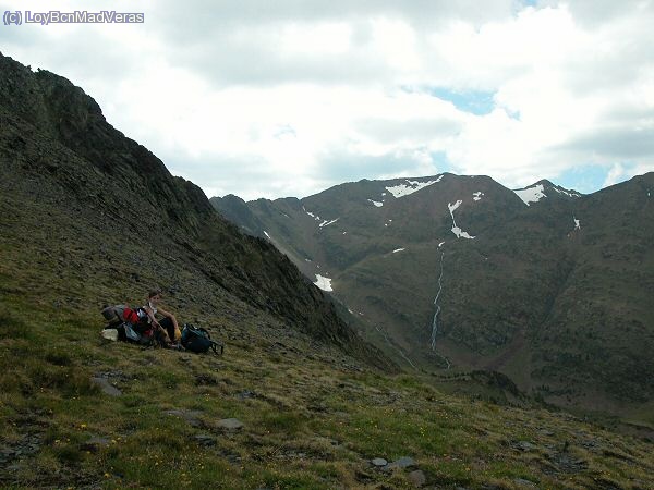En la Portella de ComallemplÃ , con toda la coma Pedrosa al fondo