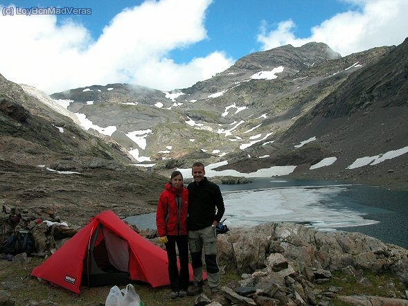 La mar de monos con la super tienda, a los pies del Primer Lago de la Munia