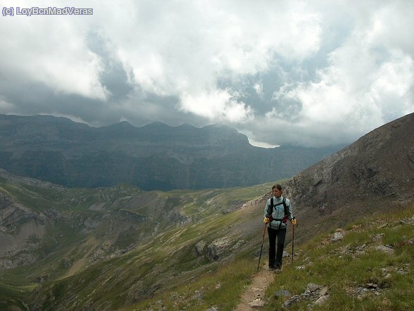 Camino al RobiÃ±era, con las paredes del Valle de Pineta al fondo