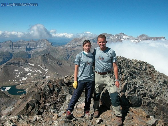 En la cima de la Munia con nuestras mega camisetas!!