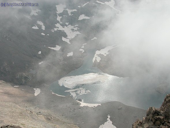 El lago y la tienda entre nieblas, desde la cima