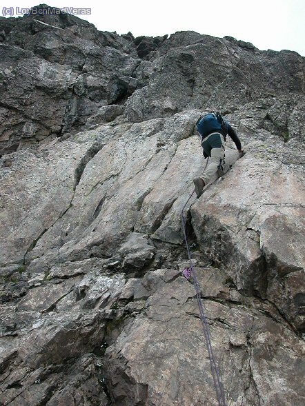 El famoso Paso del Gato, destrepando. Por la fisura de la derecha se sube sin problemas metiendo pies y manos