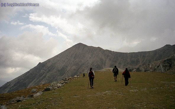De vuelta al refu por la pistas y Gra de Fajol Petit al fondo