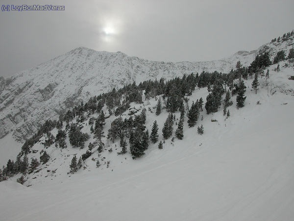 El sol intenta asomar entre las nubes detras del Gra de fajol petit... han ganado las nubes